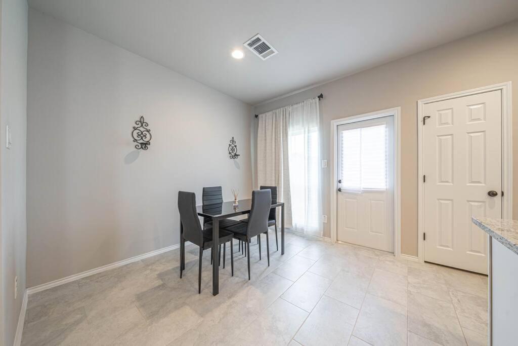 Gorgeous, Brand New 3 Bedrooms Home- Built 2024, Near Seaworld & Lackland Afb Hébergement de vacances