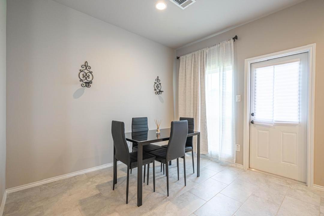 Gorgeous, Brand New 3 Bedrooms Home- Built 2024, Near Seaworld & Lackland Afb Hébergement de vacances San Antonio